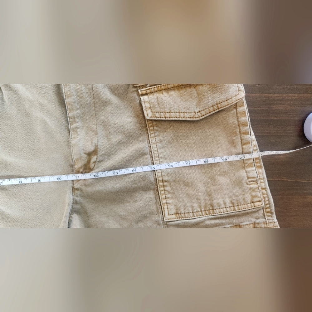 Old Navy~Woman's Y2K Cargo Shorts~Tan~size Large - Picture 11 of 13